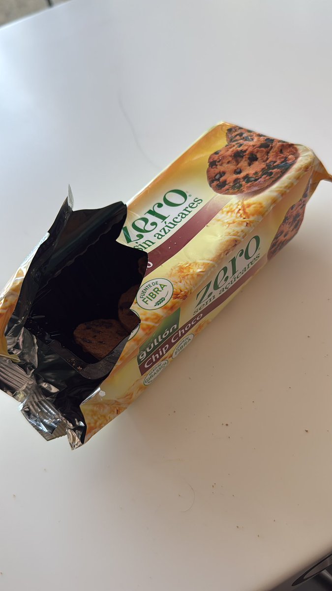 samisdisordered's tweet image. The only food I can get at this office is overpriced sugar free stuff and similar so I’m binging and purging on boring food :/