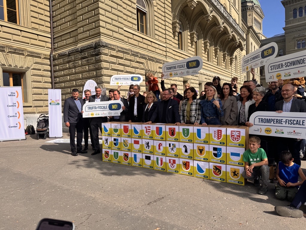 Referendum gegen #Individualbesteuerung eingereicht! Die überparteiliche Allianz hat 65’672 Unterschriften gegen die beschlossene Reform eingereicht. Sie schafft neue Ungerechtigkeiten und mehr Bürokratie. Jetzt entscheidet das Volk!🇨🇭
👉Communiqué: die-mitte.ch/nein-zum-steue…