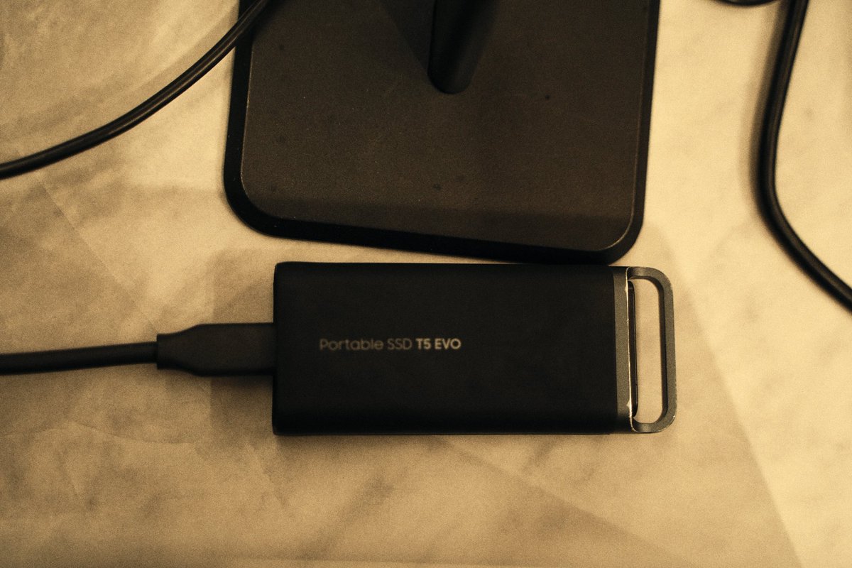 naijprodiary's tweet image. Sarz kept it simple and the internet went wild 🔥🔥🔥

Drop your setup must-haves 👇🏾 What are you adding next? 

📸 @only1sarz

#ProducerLife #MinimalSetup #StudioVibes #MusicProduction #Sarz