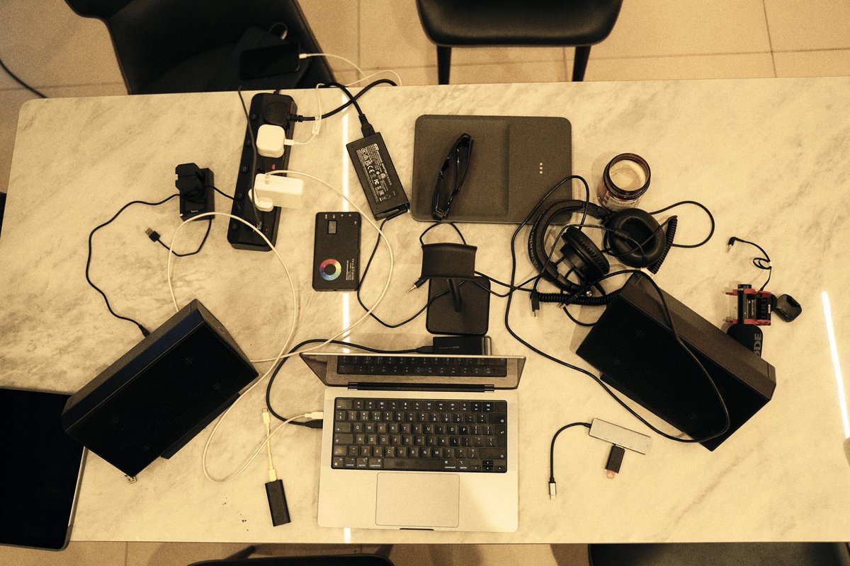 naijprodiary's tweet image. Sarz kept it simple and the internet went wild 🔥🔥🔥

Drop your setup must-haves 👇🏾 What are you adding next? 

📸 @only1sarz

#ProducerLife #MinimalSetup #StudioVibes #MusicProduction #Sarz