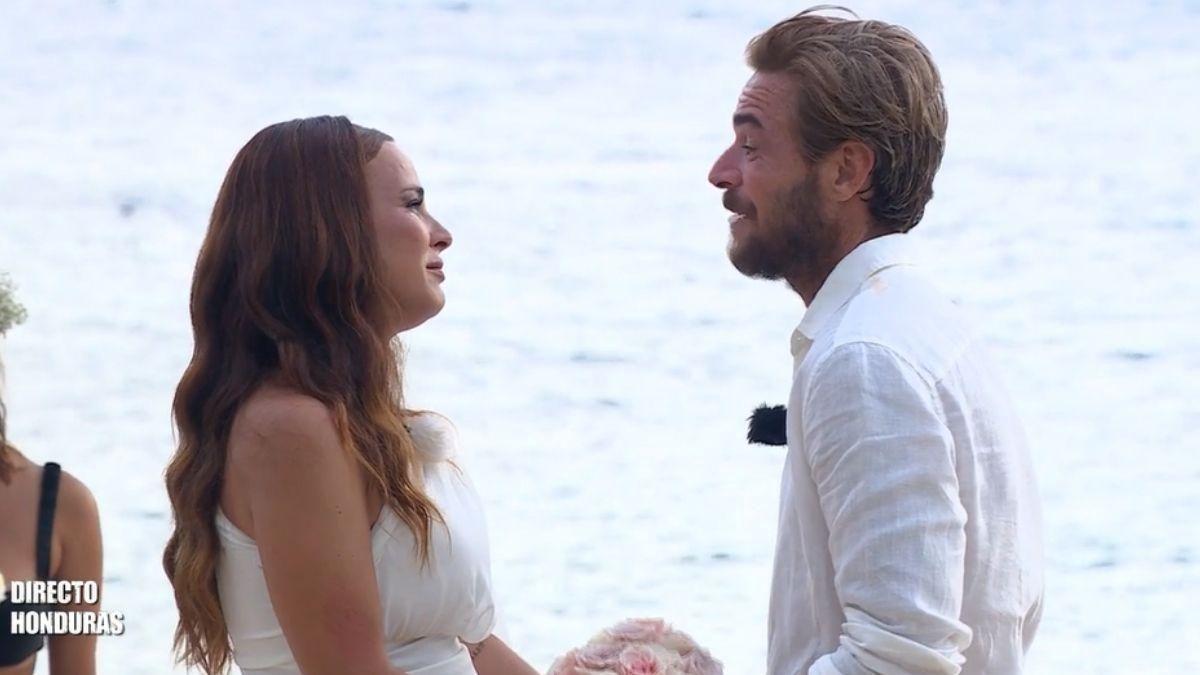 La preciosa boda de Marta Peñate y Tony Spina en 'Supervivientes All Stars' nos ha hecho llorar: 'Es un poco surrealista' elperiodico.com/cuore/entreten…