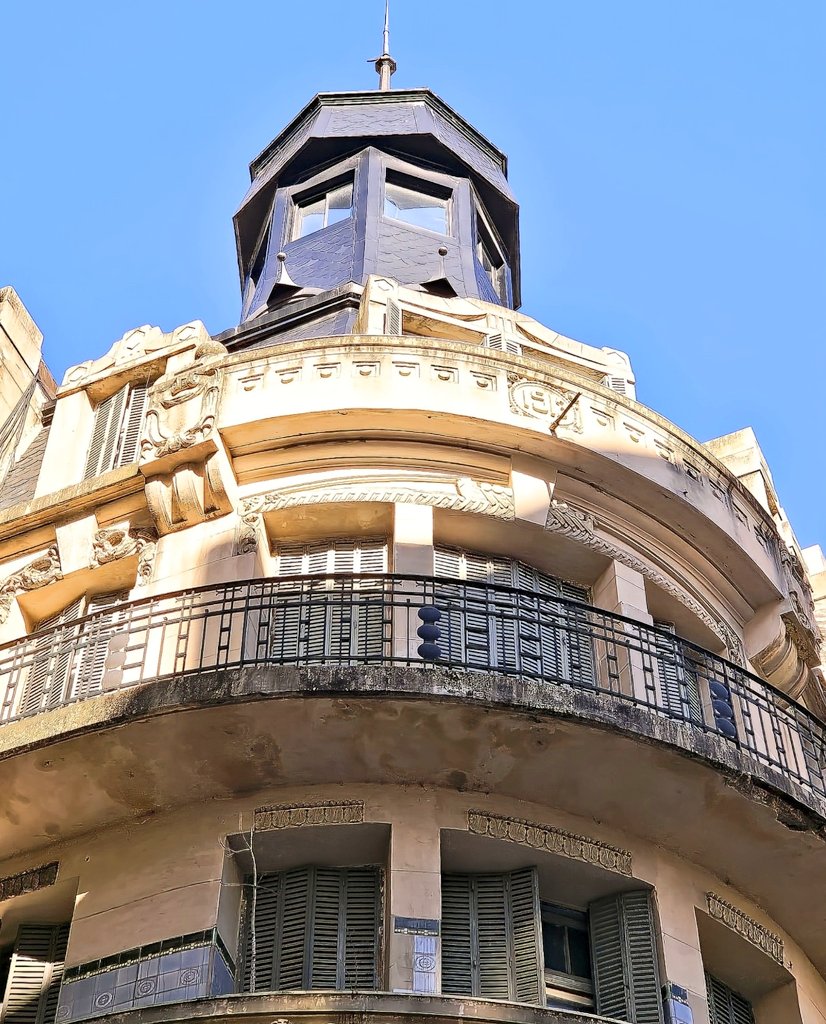 Llegando a Florida, otro clásico, el Florida Garden, en funcionamiento desde 1962 [ fotografía 8 ]
En la esquina de San Martín, El Establo, antigua Parrilla en la zona [ fotografía 9 ] y para terminar, en la esquina de Reconquista, el Edificio Kairuz, obra del Arquitecto Rodolfo
