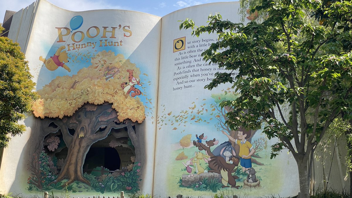 HUNNY？🍯
アトラクション「プーさんのハニーハント」で見かける“HUNNY”の文字。

実はこれ、スペルミスではなく“設定”なんです。
物語の主人公クリストファー・ロビンがまだ幼いため、

ハチミツの綴り「HONEY」を間違えて“HUNNY”と書いてしまったという設定に基づいています。