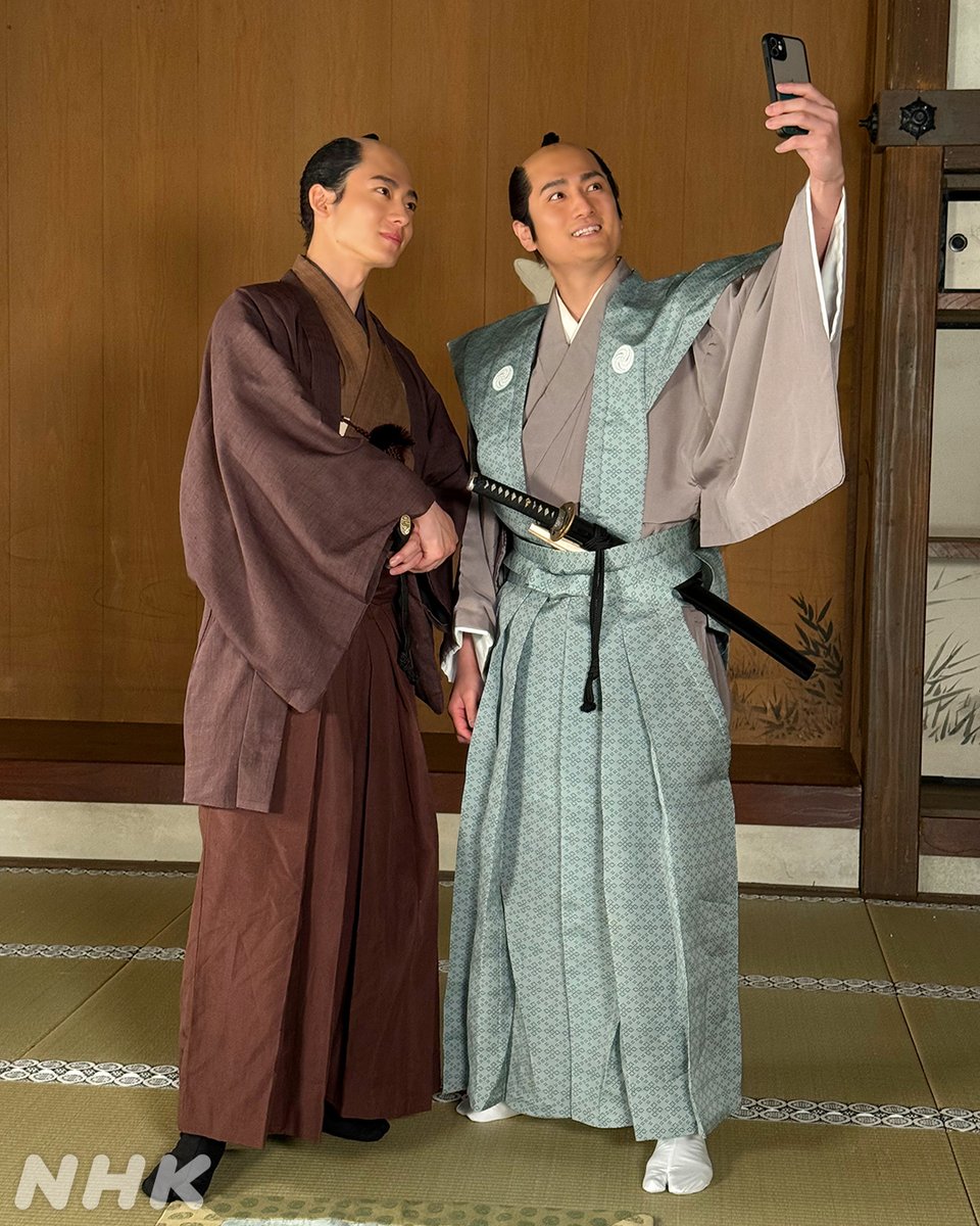 berabou_nhk's tweet image. 定信から体良く面倒くさそうな仕事を押し付けられた平蔵でしたが、自撮りをお願いすると2人揃って笑顔を見せてくれました📸

ドラマを見返す👇
nhk.jp/g/ts/42QY57MX2…

#大河べらぼう
#井上祐貴 #中村隼人