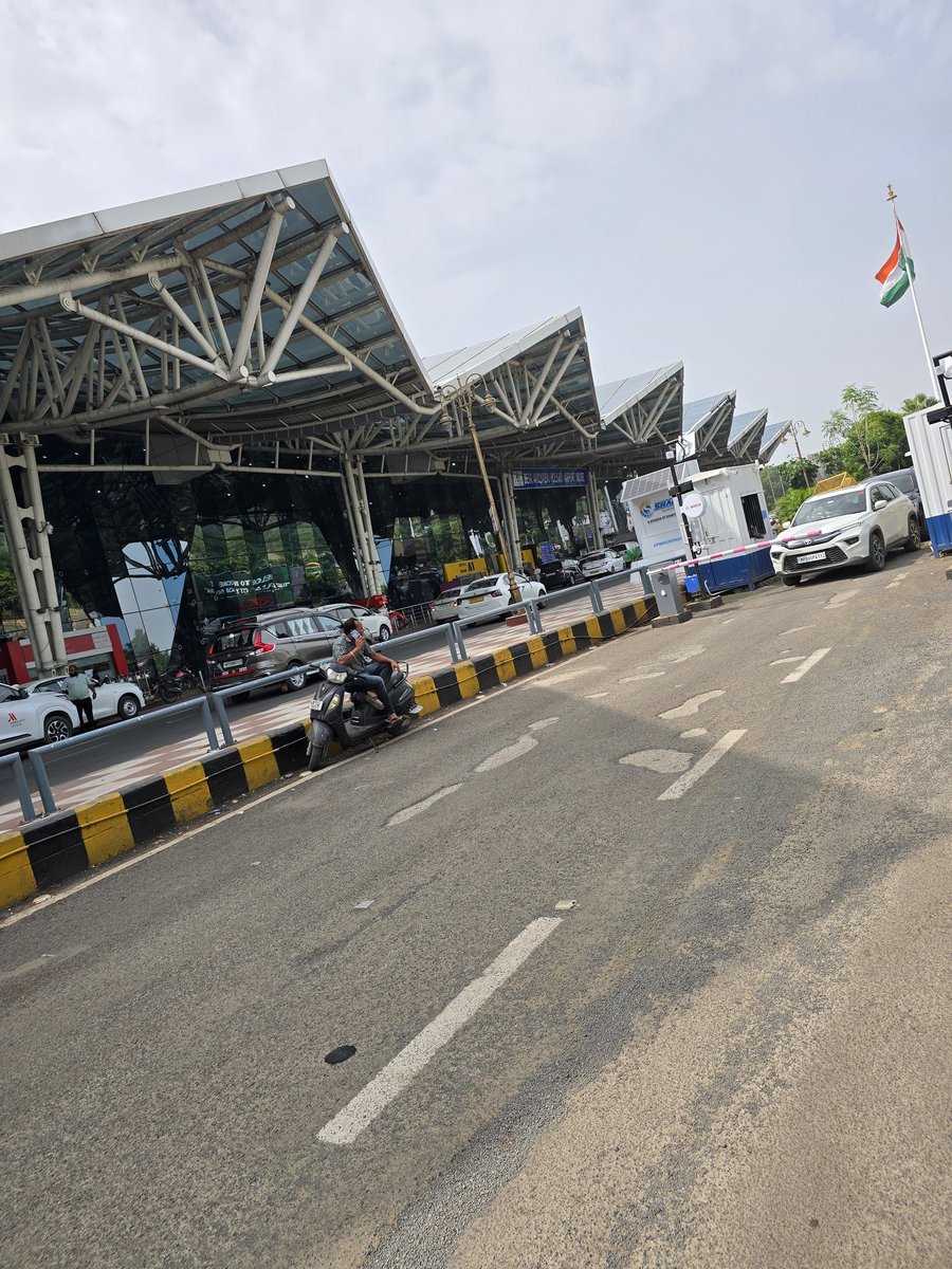 Namitpy's tweet image. This is the condition of the road in front of indore international airport.
#indore #Airport