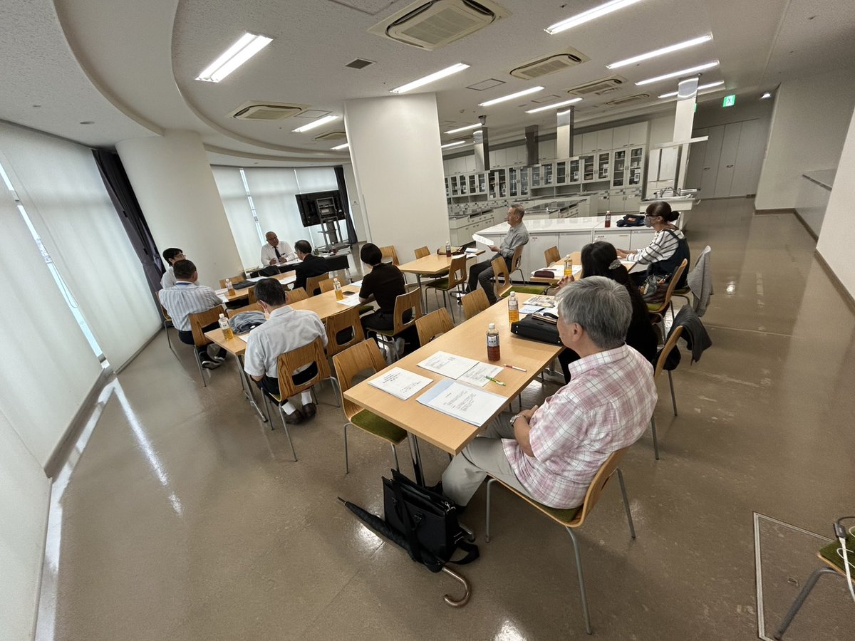 kitasatorigakud's tweet photo. 10月4日(土)、2025年度第3回理学部同窓会理事会を開催しました🔥
また同日、理学部教員と同窓会役員との懇談会を開催し、親睦を深めました🍻
学部と同窓会が協力することでより良い教育、研究体制を築いていきたいと考えております💪
理学部同窓会は今後も様々な活動に積極的に取り組んでまいります📣 https://t.co/0jvwdPbaDd