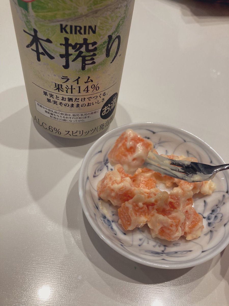 今日は飲まないでおくぞ〜っておもってたんだけど！仕事帰りにスーパー行ったらししゃもの卵に味つけて固めてからしマヨで和えたやつ、とかいうお酒に合いそうすぎる食品の試食攻撃に遭ってしまい…買ってしまい……飲むしかないじゃん〜〜…（1本でやめるぞ♡）