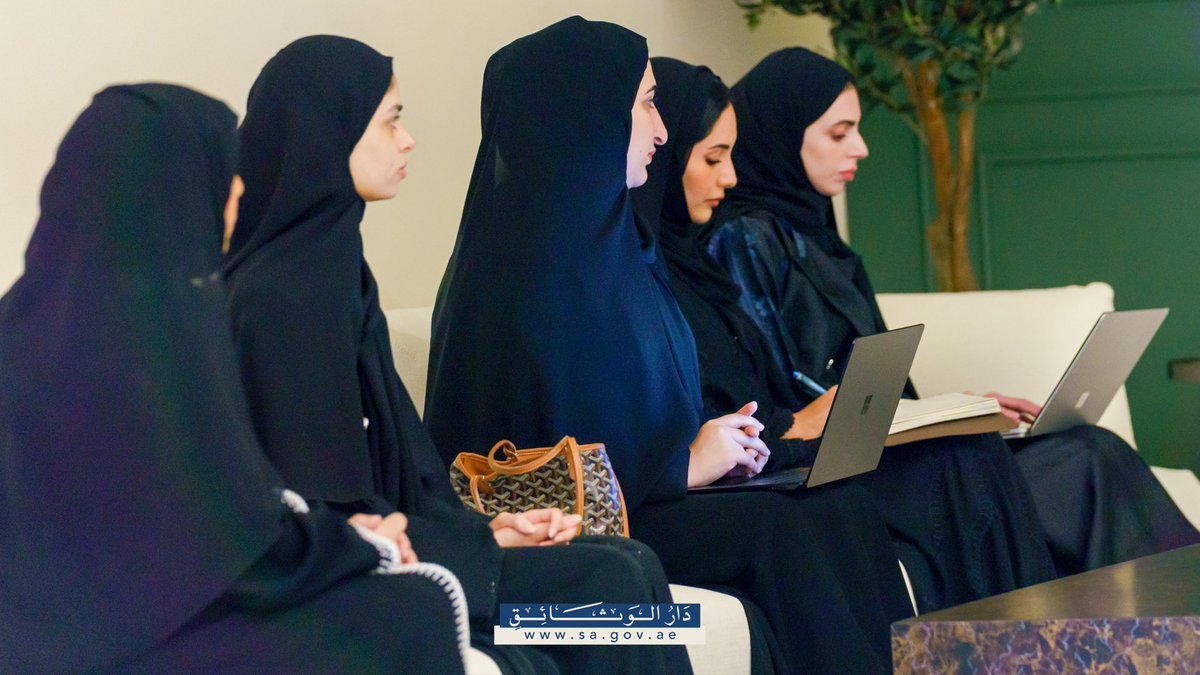 في إطار تعزيز التعاون وتبادل الخبرات بين الجانبين، قام وفد من #دار_الوثائق في إمارة الشارقة، برئاسة سعادة صلاح سالم المحمود، مدير عام الدار، بزيارة إلى #الأرشيف_والمكتبة_الوطنية في أبوظبي، حيث كان في استقبالهم سعادة حمد عبدالله المطيري، المدير التنفيذي للأرشيف والمكتبة الوطنية.