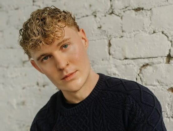 In this EQ Music interview with rising Irish artist Owen Rua, we talk about his journey from small Irish to the fast-paced streets of London, his soulful yet infectious brand of pop, and the heartfelt storytelling that runs through his music.

eqmusicblog.com/interview-with…