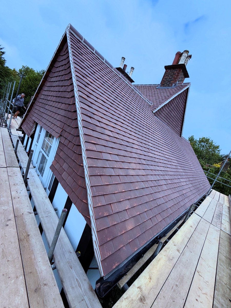 DunningBuilding's tweet image. Re Roof All Finished. ✅ 
We carried out the full roof replacement of this property in Charlwood, Surrey. 🏡 
Any of you lucky to be jetting off from Gatwick you’ll get a good birds eye view of this one! ✈️ 
#dunningandevans #charlwood #roof #roofing #reroof #roofreplacement