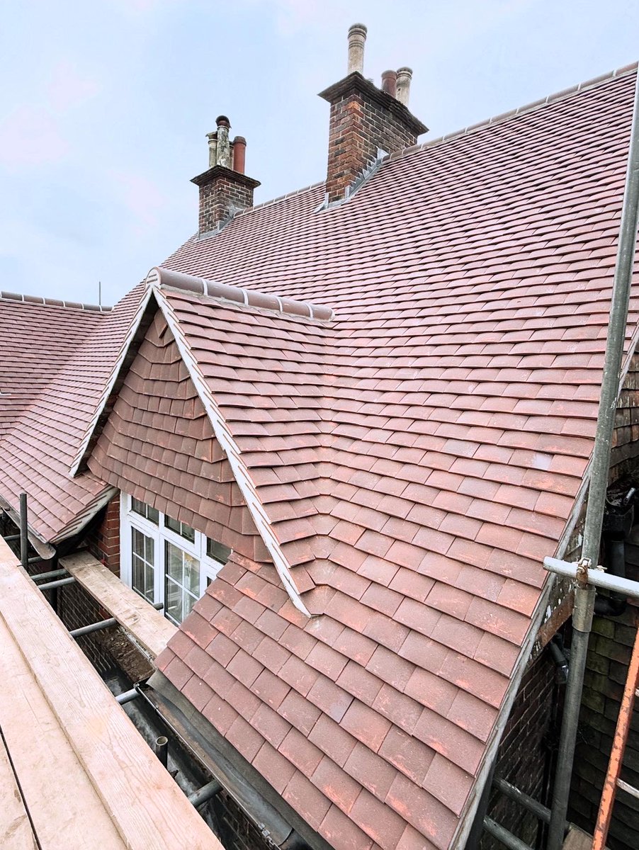 DunningBuilding's tweet image. Re Roof All Finished. ✅ 
We carried out the full roof replacement of this property in Charlwood, Surrey. 🏡 
Any of you lucky to be jetting off from Gatwick you’ll get a good birds eye view of this one! ✈️ 
#dunningandevans #charlwood #roof #roofing #reroof #roofreplacement