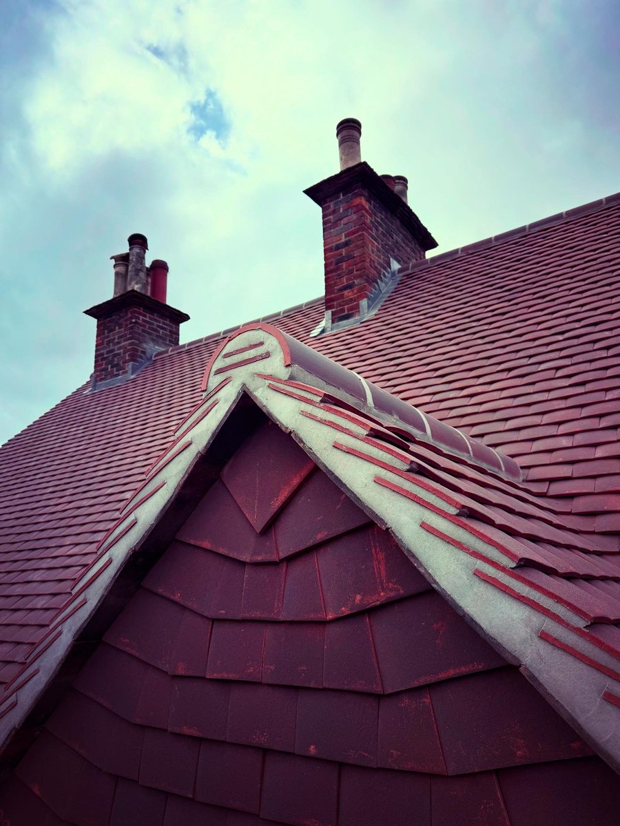 DunningBuilding's tweet image. Re Roof All Finished. ✅ 
We carried out the full roof replacement of this property in Charlwood, Surrey. 🏡 
Any of you lucky to be jetting off from Gatwick you’ll get a good birds eye view of this one! ✈️ 
#dunningandevans #charlwood #roof #roofing #reroof #roofreplacement
