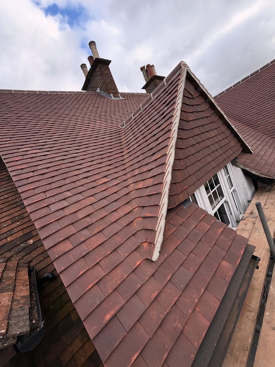 DunningBuilding's tweet image. Re Roof All Finished. ✅ 
We carried out the full roof replacement of this property in Charlwood, Surrey. 🏡 
Any of you lucky to be jetting off from Gatwick you’ll get a good birds eye view of this one! ✈️ 
#dunningandevans #charlwood #roof #roofing #reroof #roofreplacement