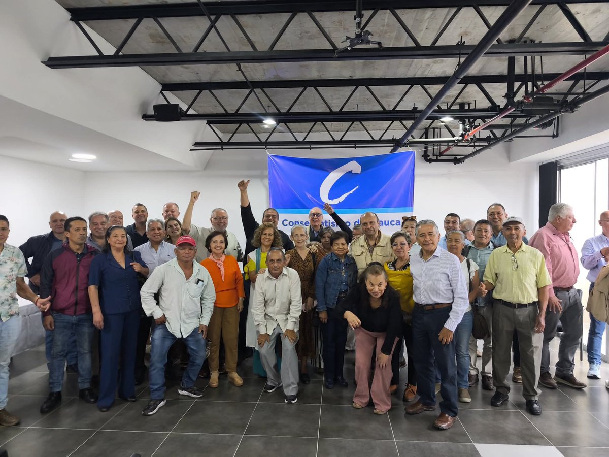 CuestionP's tweet photo. La unión entre Conservador, La U, Cambio Radical, Salvación Nacional, CD y CJL en #Cauca parece más una coalición de avales que un proyecto político real.
Sin votos claros ni quién financie, es difícil operar una lista así.
En política, sumar logos no es sumar votos. https://t.co/nlJayStfrQ