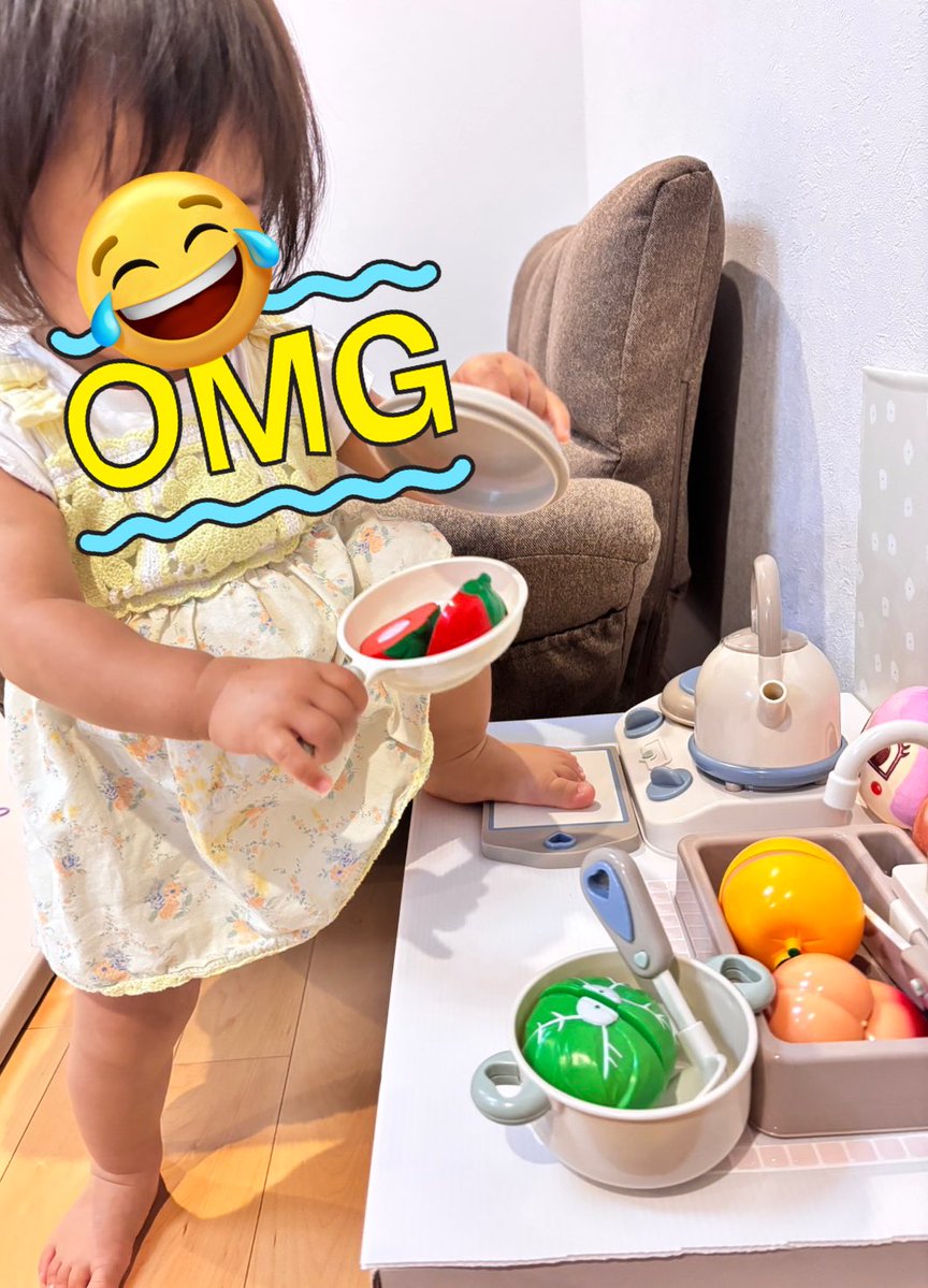 y_u_z_2007's tweet image. インスタだかTwitterだかで見たのを参考にして娘が手作りしたおままごとのキッチン✨️仕事しながら偉い、すごい👏
そして、お孫ちゃーん🦶🏻🤣
すぐに壊れないか心配です笑