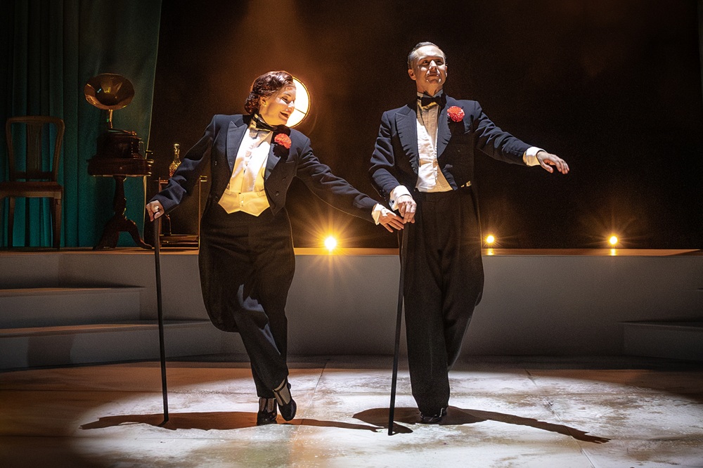 mygazette's tweet photo. Noel &amp; Gertie on at @CurveLeicester  til Sat. An intimate show says @ScribblerPaul  https://t.co/uYrNBnMnAE #leicester #westernpark #westcotes #newparks #braunstone #newfoundpool #woodgate. https://t.co/1aayEwFSUB