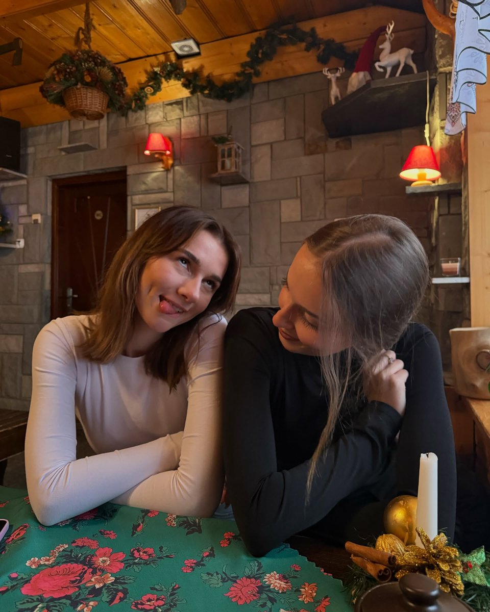 wzwyppdbq's tweet image. Slow mornings warm lights and silly faces  the kind of peace coffee can’t buy ☕✨
Good morning, world
#MorningVibes #CozyMoments #SoftStart