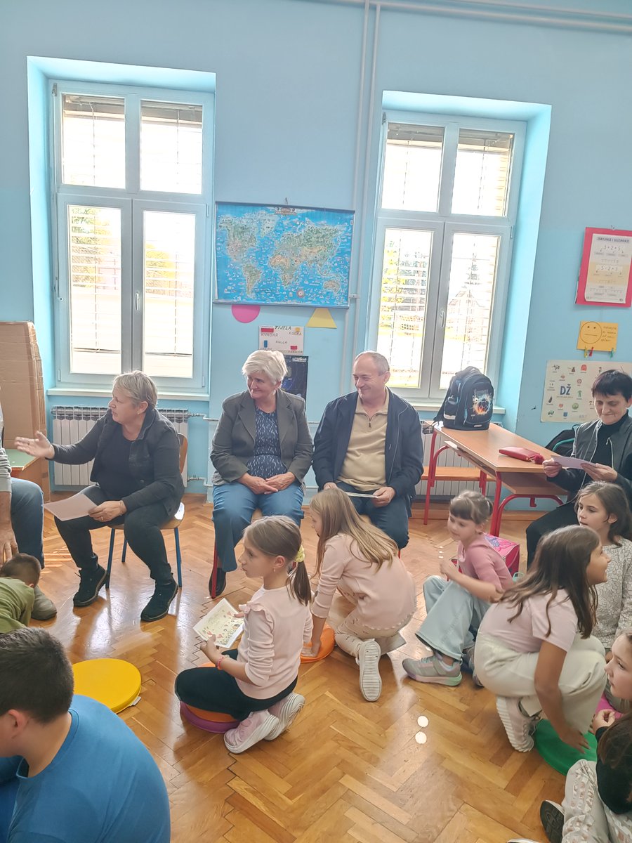 os_barilovic's tweet photo. Dan starijih osoba obilježili smo pozivanjem baka i djedova u školu. Učenici su poslušali doživljaje iz njihovih školskih dana, pokazali im svoje crteže, zaigrali igre, poklonili čestitke, a najveći poklon bio je zagrljaj. Bakama i djedovima je zasjala suza u oku. Ponovit ćemo. https://t.co/gkgh9M1yNw