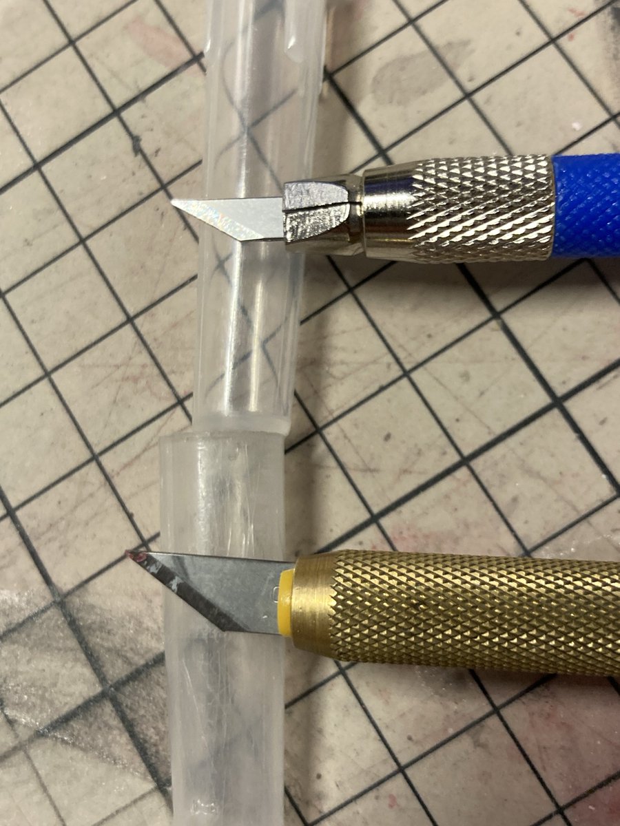 GT40IVLM2016's tweet image. @NippperCom さんが紹介されていたwaveさんのHGデザインナイフ買ってきました。
OLFAの10Bと比較するとこのぐらい小さいです。あと角度も若干違いますね。
比べると刃の方に重心がかかっているのがわかりました。今度使う時が楽しみです。
#プラモデルライフ　#wave #olfa