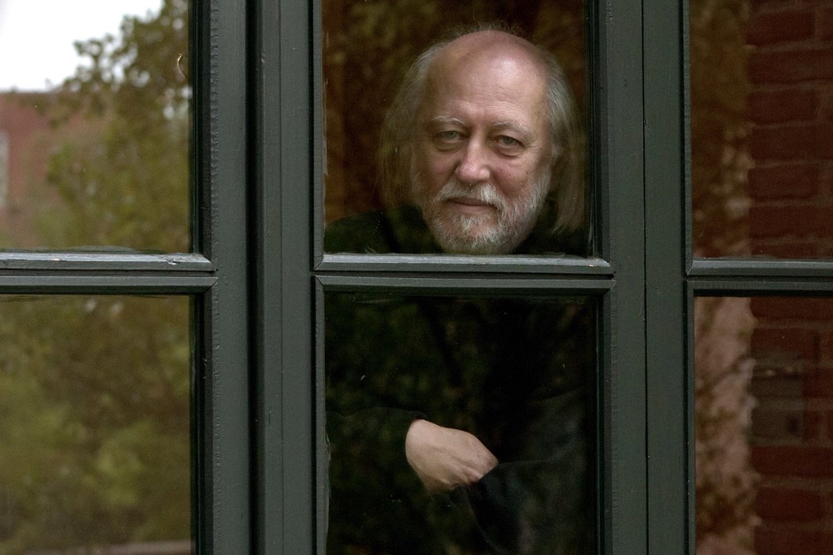 Nobel Edebiyat Ödülü László Krasznahorkai'ya verilmiş. 

Ömer F. Oyal'in Krasznahorkai'nın "Direnişin Melankolisi" ve öbür romanları hakkındaki yazısı şuradan okunabilir👇

"Direnişin Melankolisi  ve Yedi nefeste Krasznahorkai" k24kitap.org/direnisin-mela… <a href="/kitapkritik24/">K24</a> aracılığıyla