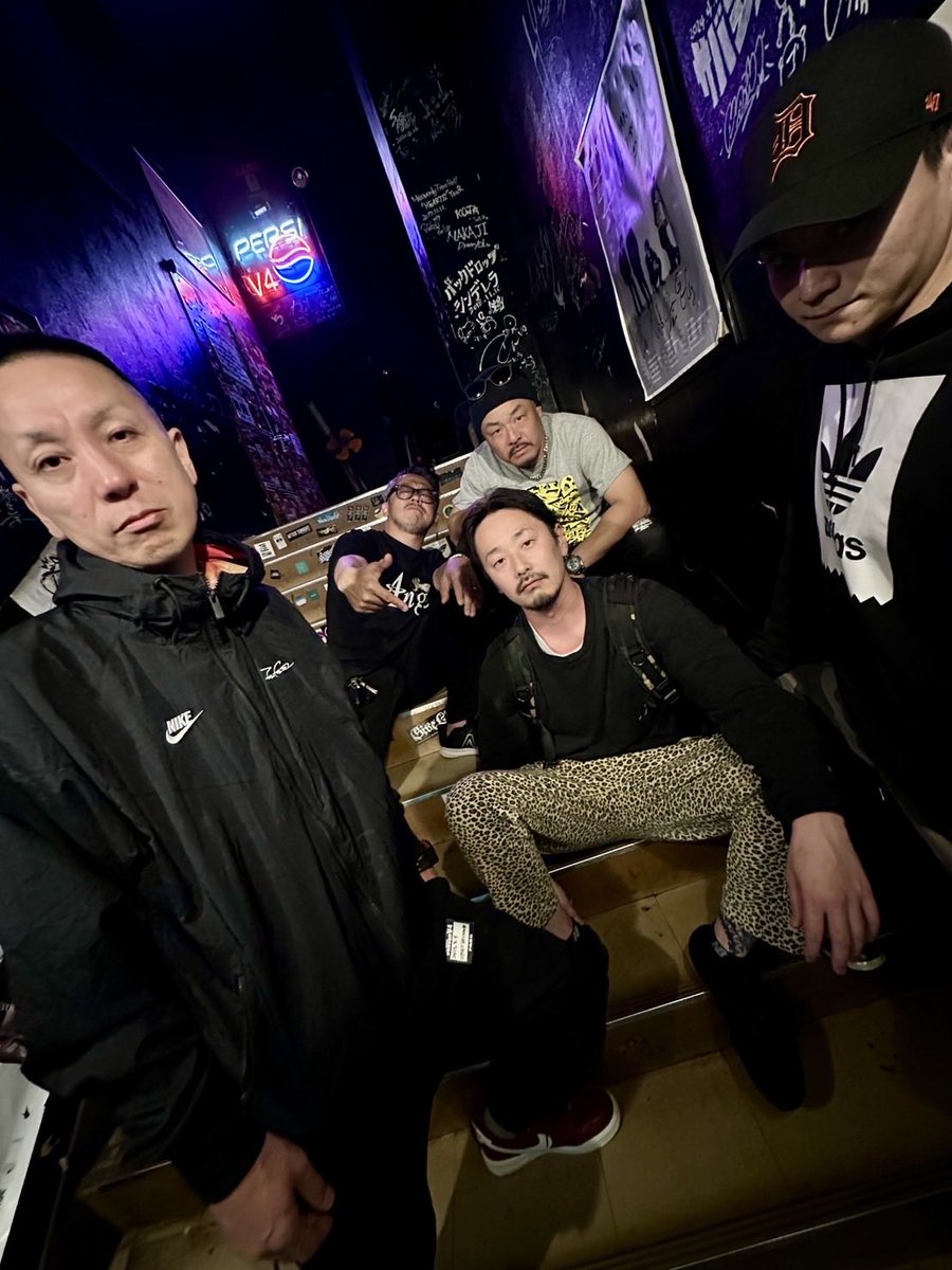 SODOM_TV's tweet image. 2番目に登場する“UPSET BEHIND”

全編にわたって高揚感あふれるCatchyなRock tasteを注入したSoundとCompliance基準を無視した無法地帯とも言える超High Energy Performanceを特徴とする

2025年10月19日(日)
金沢vanvanV4
“破キ（H.A.K.I）No.3”
t.livepocket.jp/e/vanvan202510…

x.com/masa97847456/s…