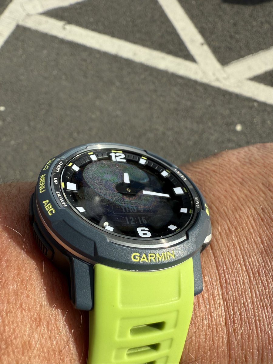 MR_WFC's tweet image. Hi @GarminUK @Garmin @GarminFitness 

Would you be able to help me? 

My ‘Instinct Crossover’ has condensation OR has leaked. 

(see Photo) 

This has never happened before 😫

#CanYouhelp