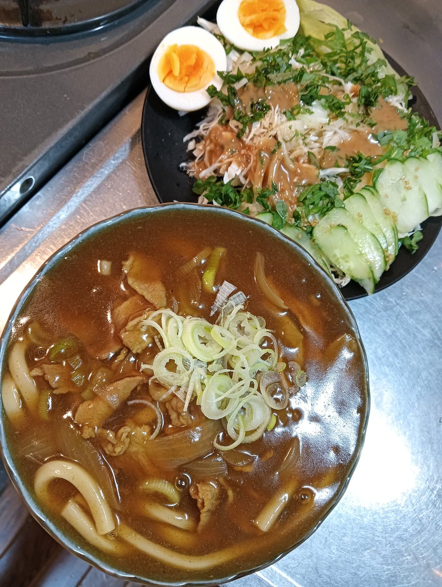 falaiso's tweet image. 肌寒なので夕餉はカレーうどん＆千切りキャベツとプロテイン40g