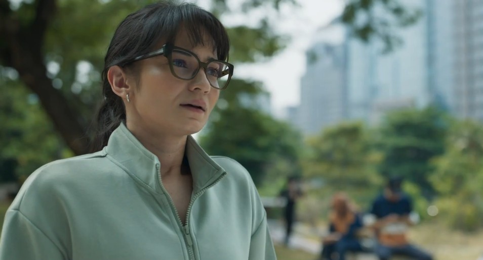 Dari sisi akting Enzy Storia jelas jadi highlight utama. Secara mengejutkan range emosinya luas banget di sini. Dari yang lucu, nyebelin, rapuh, bikin emosi semua keliatan terdelivery dengan apik.

Karakter Niken yang minta di"Hiiiiih" itu bisa dimainkan Enzy dengan ciamik 🫠