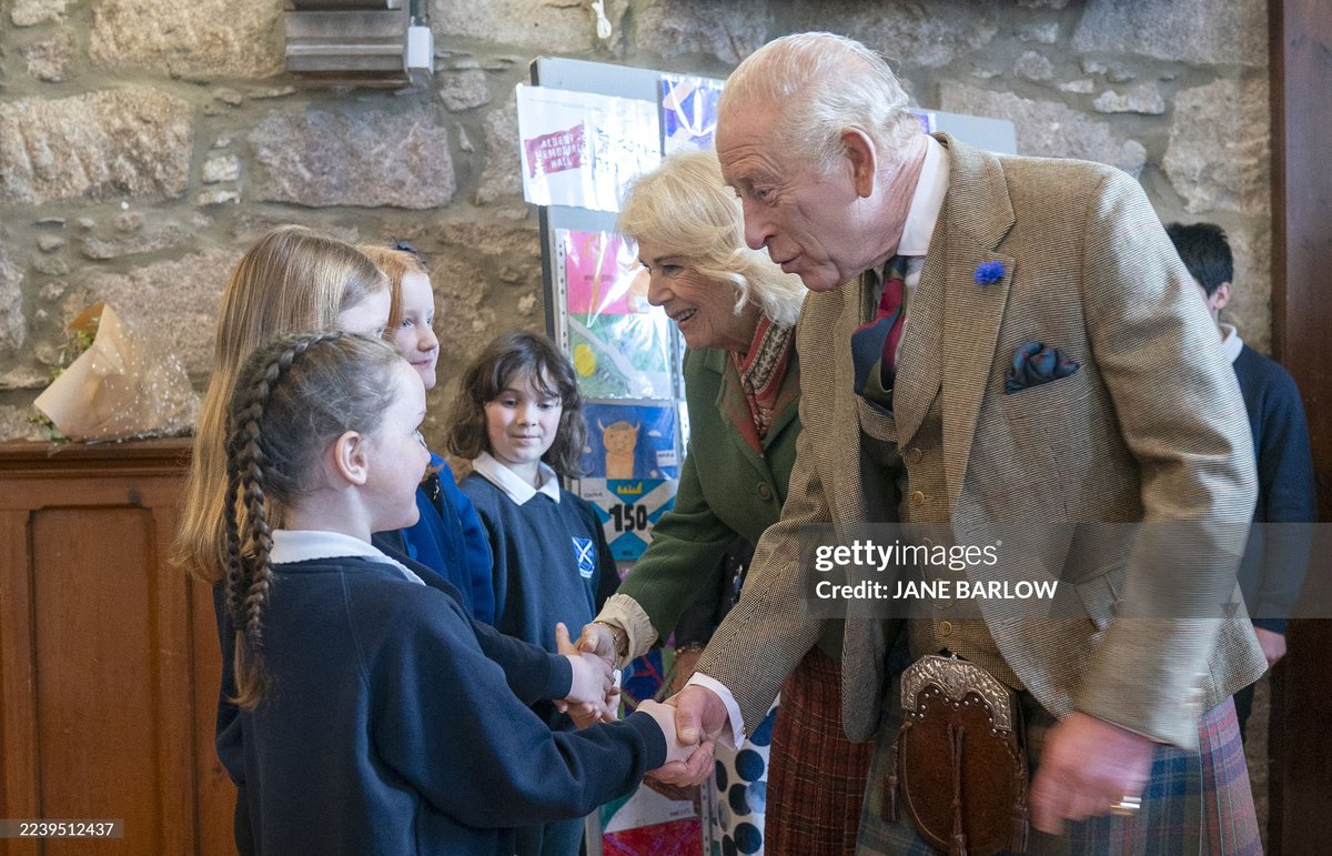 Cathy57600977's tweet image. Almost the same posture and expression. #Synchronicity
#Youtwo