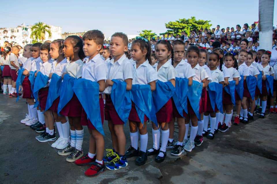 AliuskaCarballo's tweet photo. En #PinardelRío como en toda #Cuba los niños de primer grado,  reciben sus pañoletas azules e ingresan a la organización de Pioneros "José Martí", día inolvidable para todos. https://t.co/s4PvmPari1