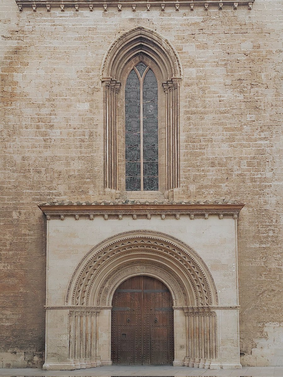 Que no se me pase felicitar a la Comunidad Valenciana que hoy, 9 de octubre, celebra su Día; una tierra que también tiene sus cositas románicas destacables como esta elegante Porta del Palau o de l'Almoina de la Catedral de Valencia #9dOctubre 
💙💛❤