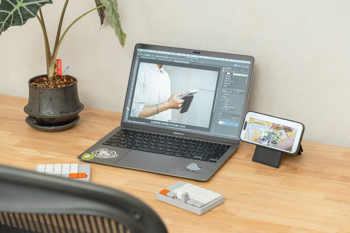 drip_corp's tweet image. 只今より『PRESSo Mag』を再販いたします！

dripの人気シリーズPRESSoからMagSafe対応モデルが登場！

内部に金属製ヒンジを内蔵し、角度調整可能なスマホスタンドとしても使える2役仕様です。

商品詳細・購入先はこちら↓
drip.base.shop/items/111724767

感想は@drip_corpを付けてお寄せください👀