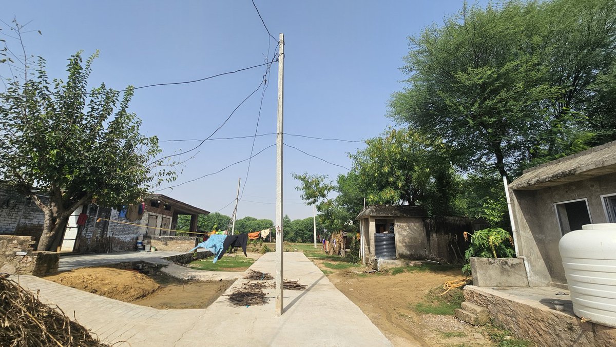 RakeshDayma_'s tweet image. महलड़ा की ढाणी, नारायणपुर:
विद्युत विभाग और नगरपालिका प्रशासन की घोर लापरवाही के कारण सड़क के बीचो-बीच बिजली का पोल खड़ा रह गया। न तो पोल हटाया गया ....
जिससे मोहल्लेवासियों को सड़क बनने का कोई लाभ नहीं मिला — जनता की गाढ़ी कमाई का पैसा यूँ ही बर्बाद कर दिया  ।
@JVVNLCCare…