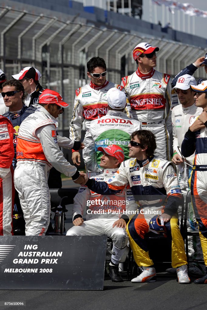 dani_liro's tweet image. 🤝 "Cuando se gana, se celebra. Y cuando se pierde, se felicita al campeón"

Fernando felicitó a Hamilton tras Brasil 2008, además de a toda la gente de McLaren una a una.

Un gesto fuera de cámaras y del que nunca habló. Se conoció gracias a que Lewis lo agradeció públicamente.