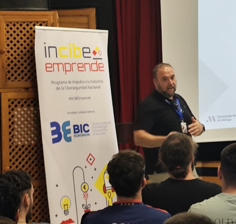 BicEuronova's tweet image. Ciberseguridad en acción🚀Prevención, Defensa y Protección. 

Hoy en jornada organizada por @BicEuronova  en colaboración con el @INCIBE 👉🏽en las Escuelas Profesionales de la Sagrada Familia Icet en Málaga. 
📸 Jornada impartida por Ángel Pérez de #SecurityLab