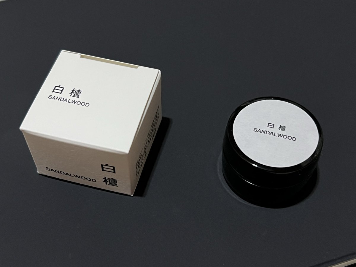 無印良品（MUJI Labo）で、ずっと探してた香彩堂さんの練り香水を見つけたので買っちゃいました
沈香も龍涎香も良かったけど今回は白檀の香り☺️
さっきからふたを開けて何度も香りを嗅いでるけど、めちゃくちゃ落ち着くし癒されます