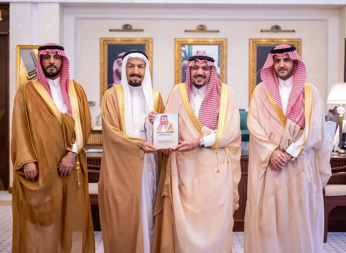 EmarahAlQassim's tweet photo. أكد سموه أهمية الكتاب، وما تضمنه من دراسات علمية وتاريخية توثق مآثر الملك سلمان بن عبدالعزيز -يحفظه الله -ومكانته في العالم، ويمثل إضافة نوعية للمكتبة الوطنية وتُسهم في إبراز الدور الريادي للمملكة بقيادة خادم الحرمين الشريفين وسمو ولي عهده الأمين –حفظهما الله–..

سمو #أمير_منطقة_القصيم يستقبل الدكتور عبدالرحمن المشيقح ويتسلم مؤلفه “الملك سلمان بن عبدالعزيز في عيون الباحثين العرب”.