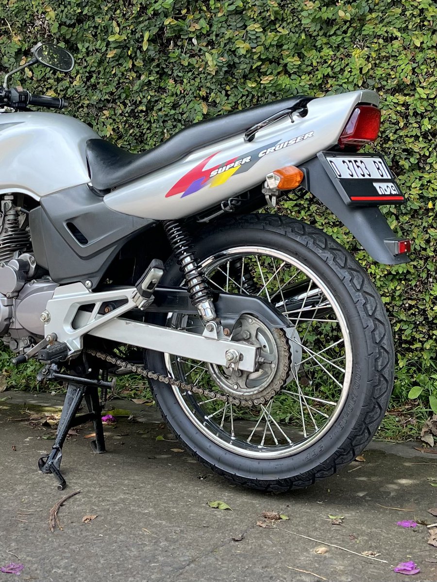 HoldenKlasik's tweet photo. Dijual 
Honda Tiger 2000 Tahun 1997 (Tiger Lawas)

- Full Original (Kecuali Striping)
- Mesin Sehat &amp; Enak
- Kelistrikan On Normal
- Pajak On 
- Warna Asli Silver

Rp. 22.000.000 (Nego)
WA. 087827952980
Lokasi Bandung https://t.co/FXvxPGVMiw