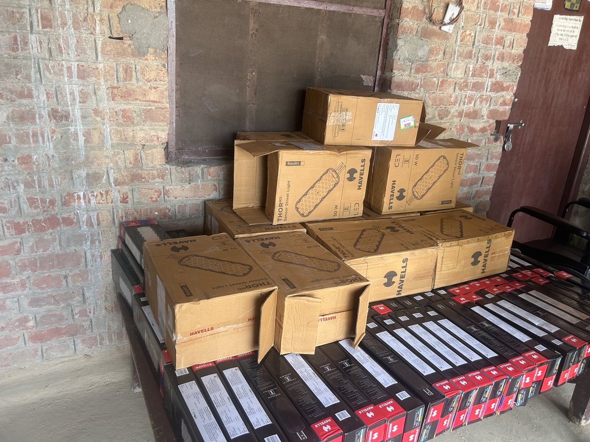 RajputTR7's tweet image. कितनी वाहियात सर्विस है @havellsindia की 120pc स्ट्रीट लाइट लेकर फस गया 
१ हफ्ते से टेक्निशियन ही नहीं आ पा रहा 
रोज नया सर्विस रिक्वेस्ट नया kkg कोड 
@HavellsCare360 @HavellsStudio @HavellsUK @ConsumerReports @nch1915 @jagograhakjago 
#Fraudhavells
#cheapservice