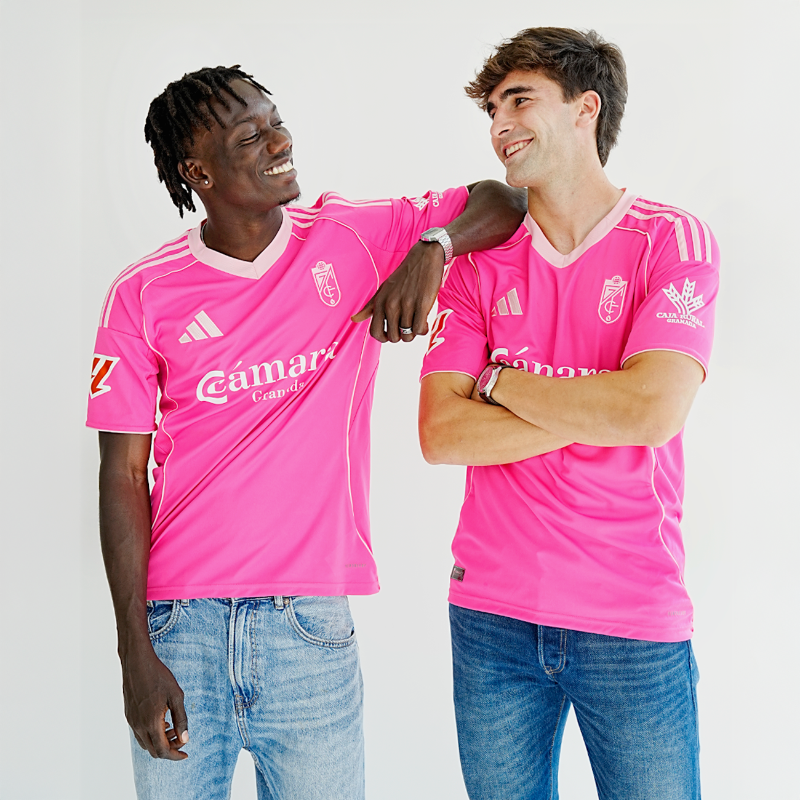 GranadaCF's tweet photo. Os presentamos nuestra cuarta equipación, una camiseta que va más allá de su color 🩷👚

🤝 El club donará 2€ a la AECC @ContraCancerEs por cada camiseta vendida para proyectos de investigación contra el cáncer