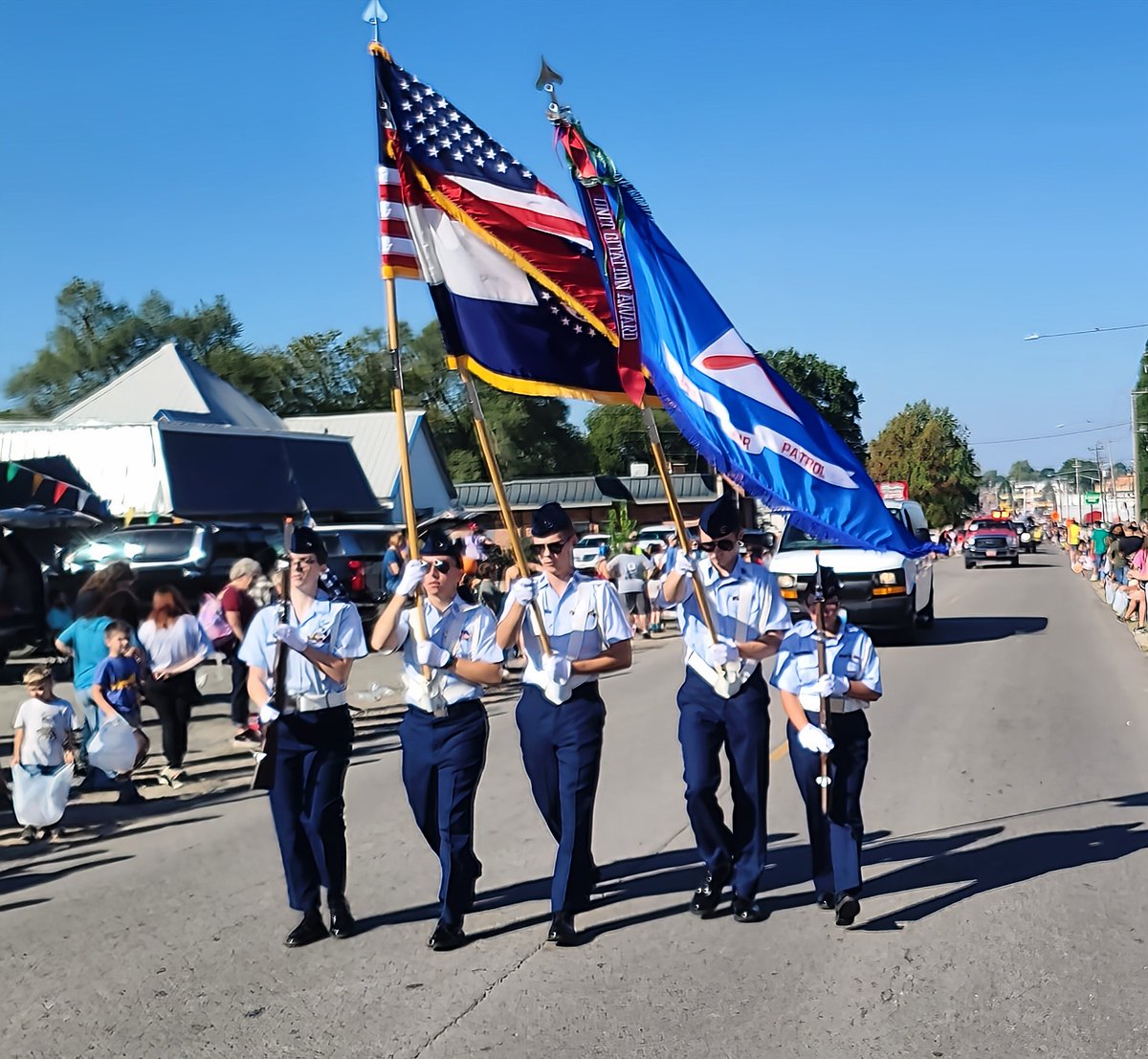 mocapnews's tweet image. Lake Ozark Regional Composite Squadron teamed up with Laclede County Composite Squadron to support the Versailles Old Tyme Apple Festival with a color guard in the parade, disabled parking support, and recruitment. #civilairpatrol #CAPcadet