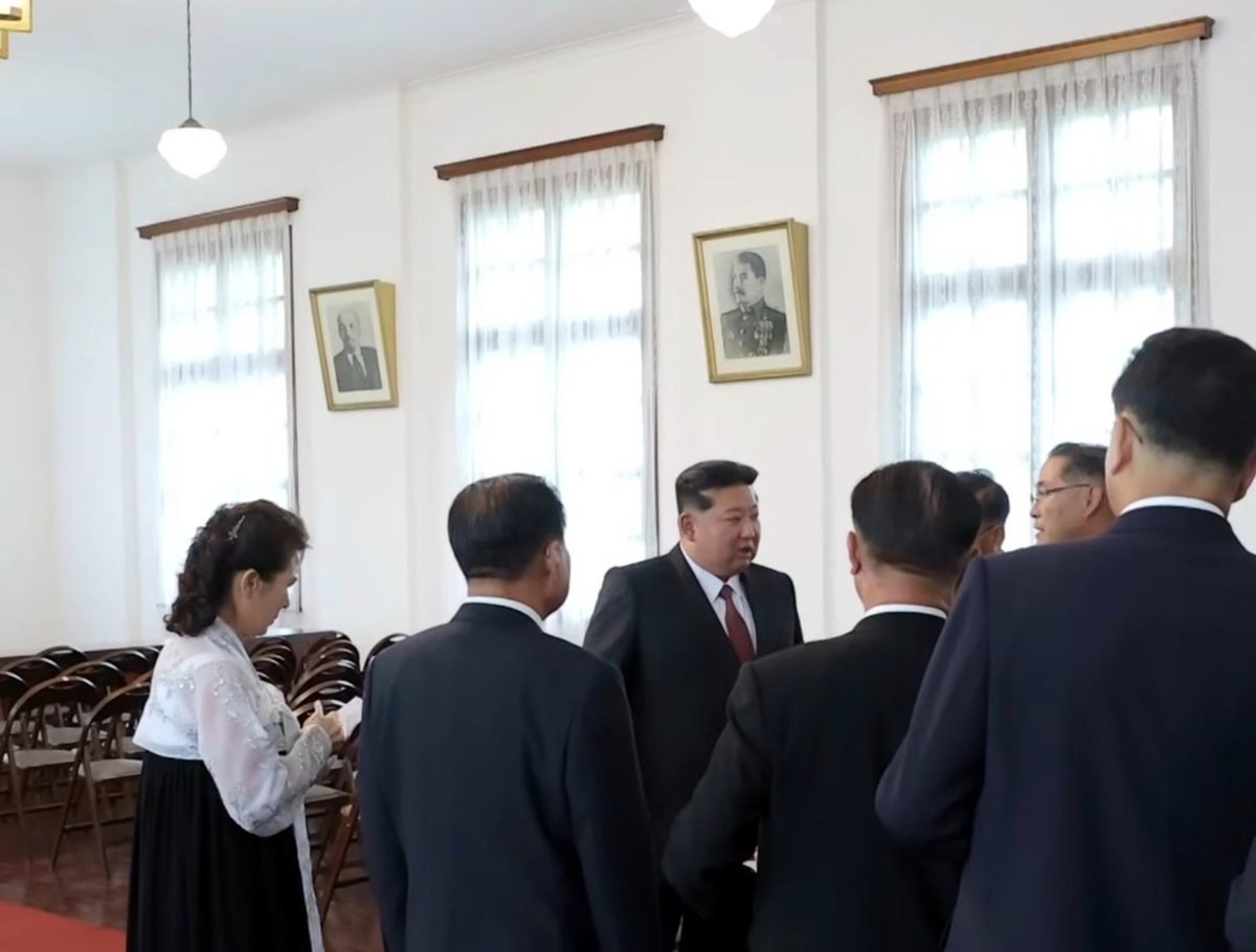 Fekerfanta's tweet image. Kim Jong Un con papá Lenin y papá Stalin 😍