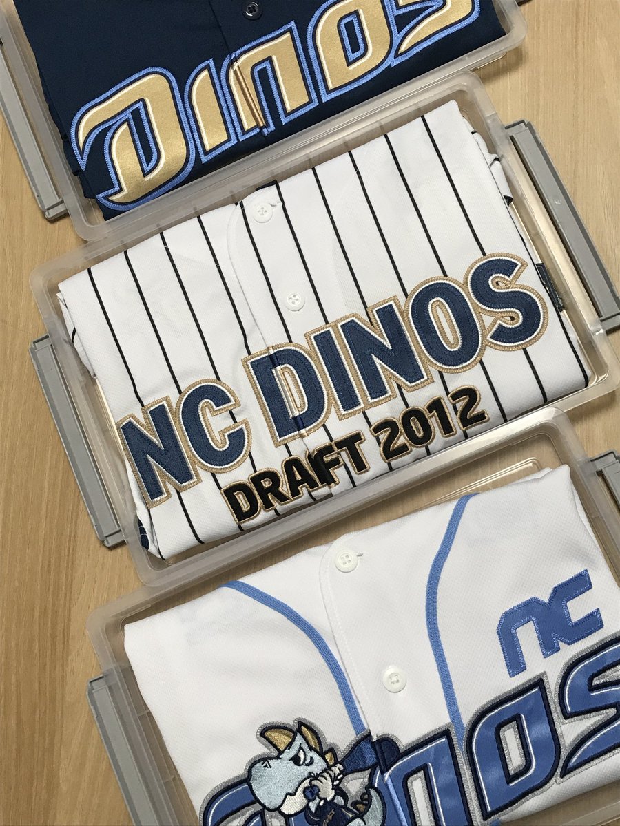 저도 유니폼 정리했어요!!
홈니는 또 입을거 같아서 냅두고 딴거들만 넣어두려함