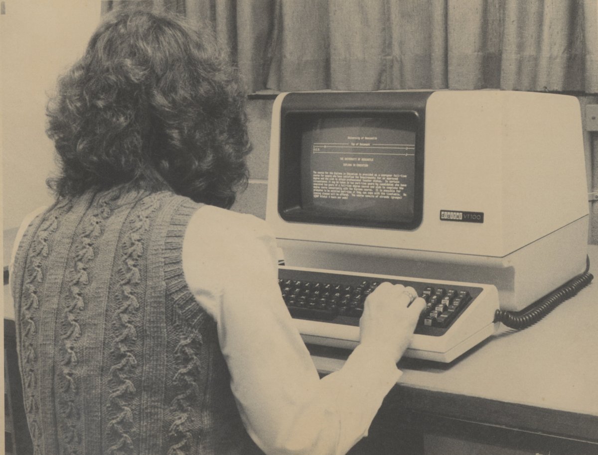 unix_byte's tweet image. The DEC VT100 terminal, released by Digital Equipment Corporation (DEC) in 1978, was a general-purpose terminal that could interface with various mainframes and minicomputers via an RS-232 serial interface. The VT100's innovation was to replace custom logic circuits with a…