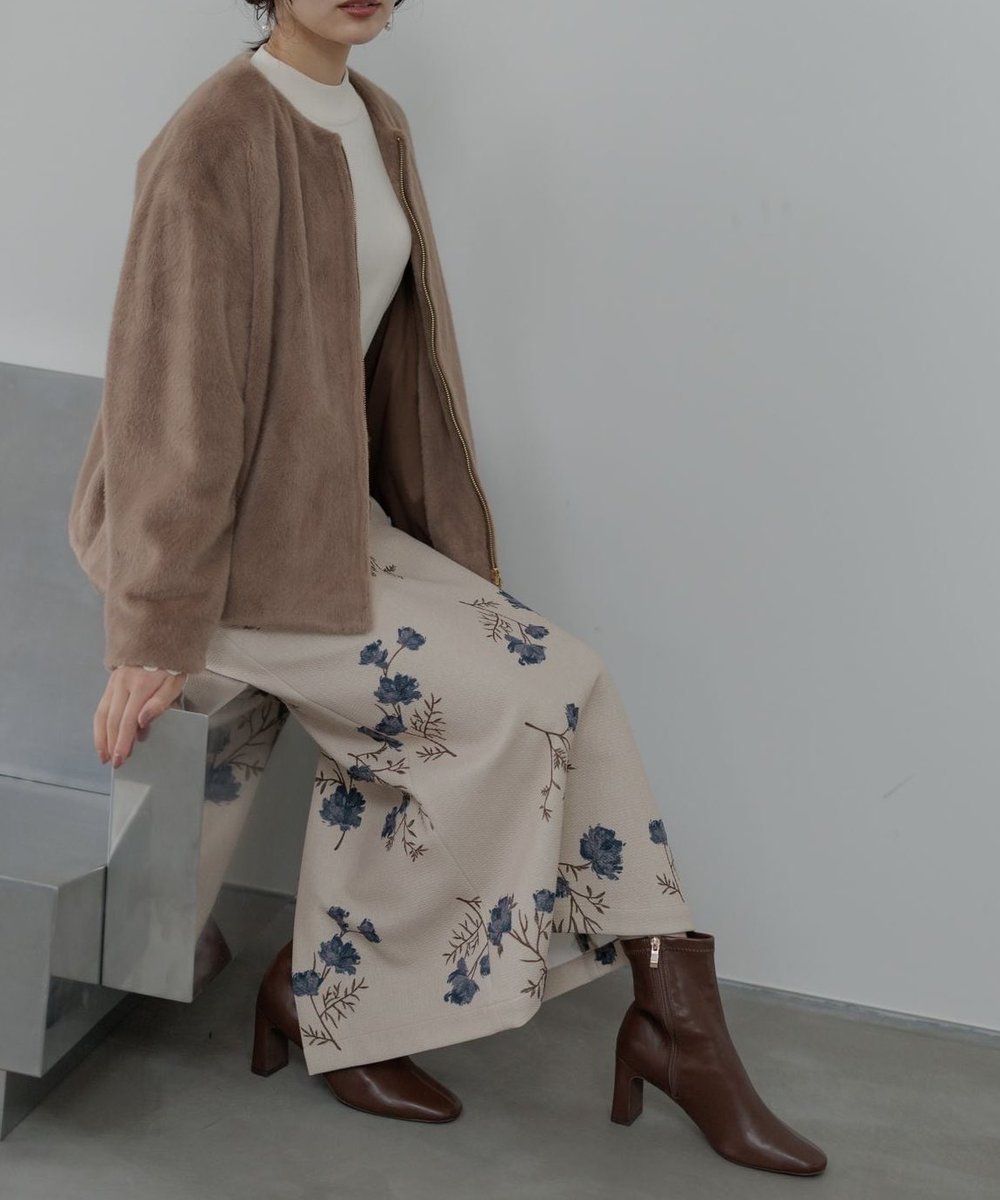 fur outer

ふわふわのファーで魅せる
素材をいかしすためデザインを引き算した、フロントファスナーのノーカラーファーブルゾン。

アイテムはこちら🔽
x.gd/hG2vs

#andemiu #アンデミュウ #andst #andst_official #アンドエスティ