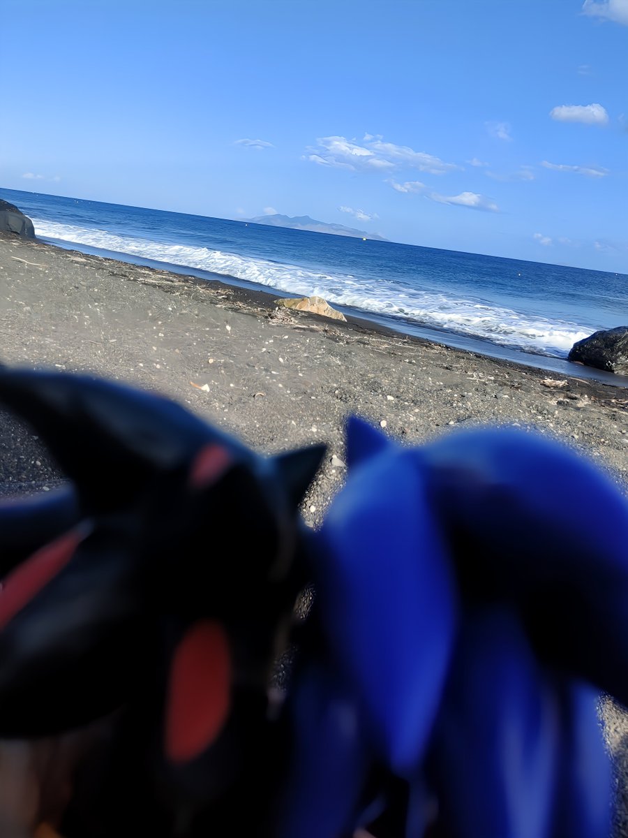 Becci_D_Artist's tweet photo. #Sonadow #shadonic #beachday #volcanic #blacksand #beach #sonicprime #figures #shadow #sonic #hedgehog https://t.co/4ZczBpiNQ0