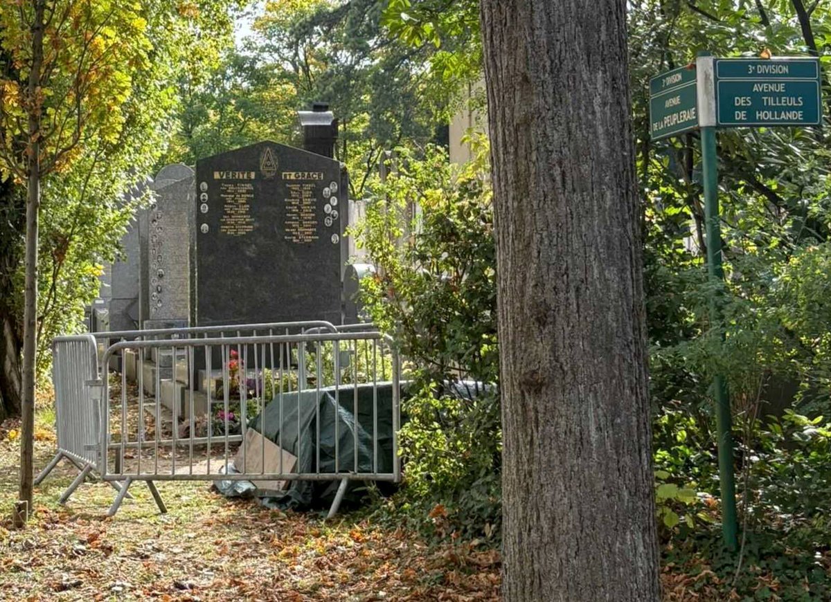 KARLOLIVE's tweet photo. Apprendre que la sépulture de Robert Badinter a été dégradée, ce 9 octobre 2025, le jour même où la Nation lui rend hommage, est profondément révoltant.

S’en prendre à la mémoire d’un homme qui a consacré sa vie à la justice et à la dignité humaine est une honte.

Un tel acte appelle une réponse exemplaire et une condamnation unanime.

Mes pensées vont à sa famille et à ceux qui continuent de porter son héritage de tolérance et d’humanité.

L’esprit républicain doit toujours triompher de la bassesse.