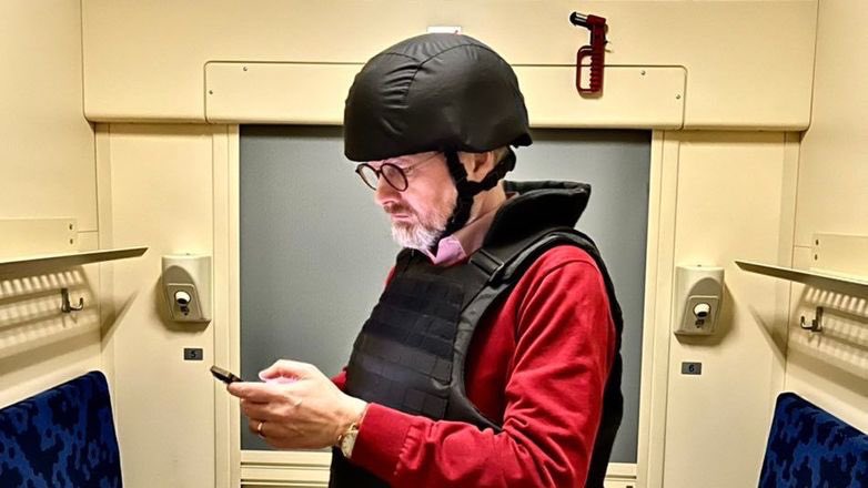 stepan_slovak's tweet photo. Petr Fiala vs. "Také jsme se domluvili, že pokud všechno vyjde, příští rok Ukrajinu navštívím a vše probereme i osobně,“ dodal Andrej Babiš.🫣 https://t.co/8BV45KViBL