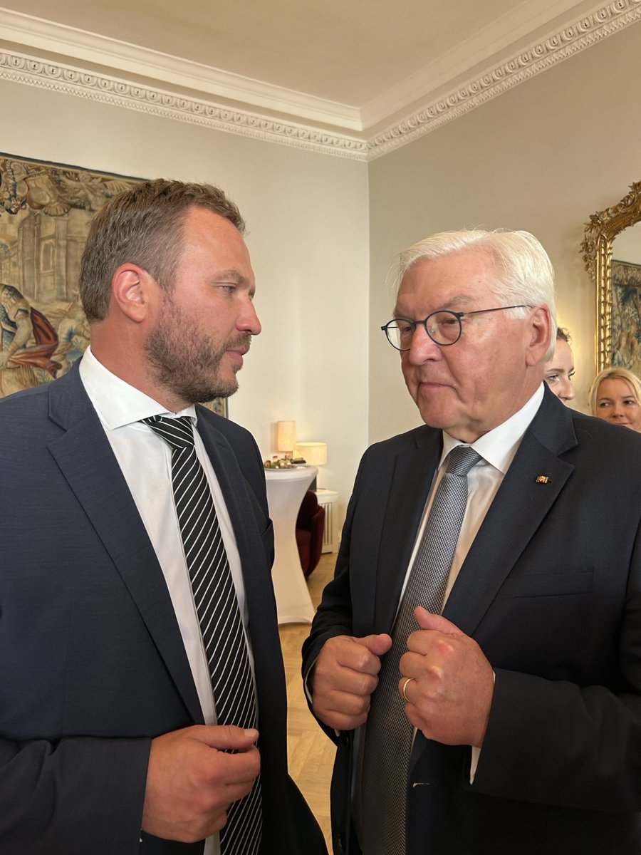 Just had a warm exchange with the President of Germany 🇩🇪, Frank-Walter Steinmeier, on the sidelines of the Arraiolos Group meeting. 

A timely opportunity to reaffirm Estonia and Germany’s 🇪🇪🇩🇪 shared commitment to strengthening European security, supporting Ukraine 🇺🇦, &amp;
