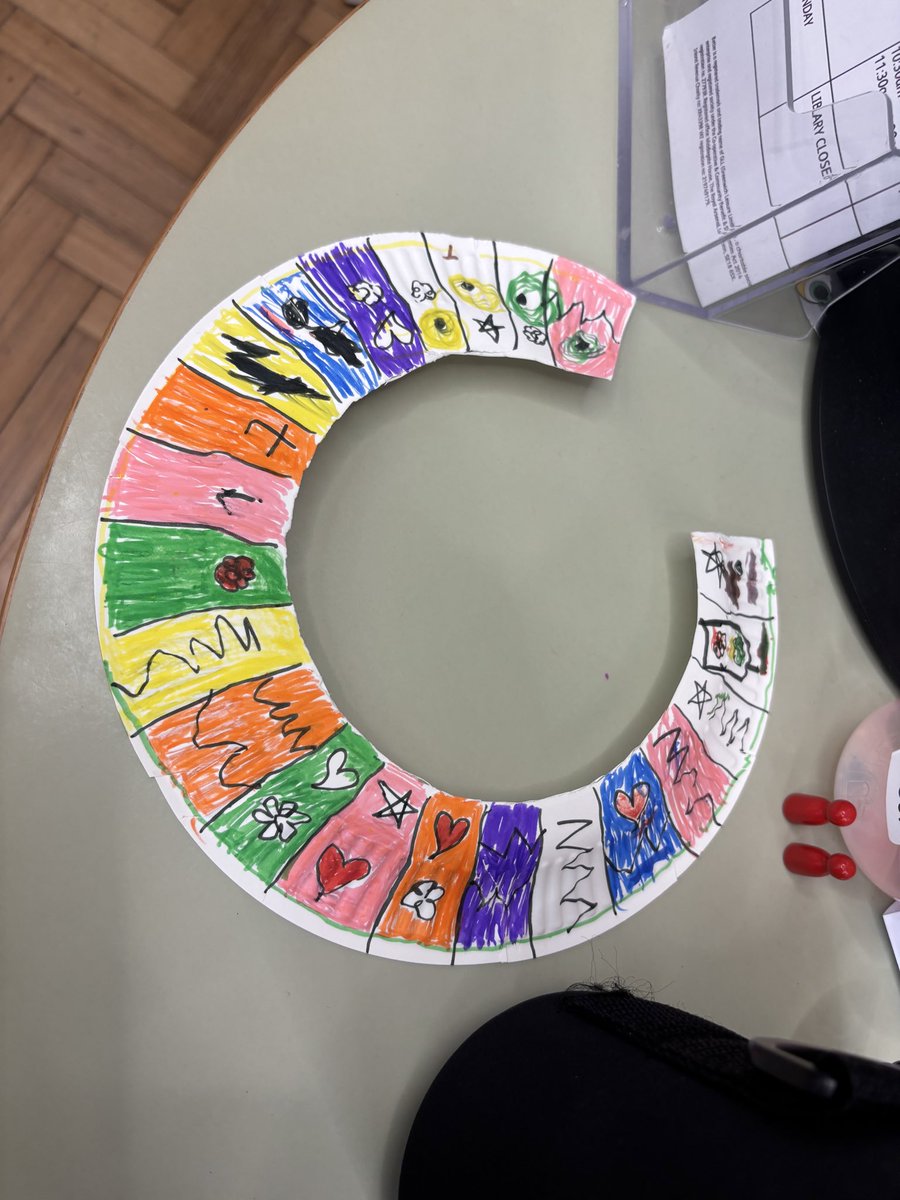 GreenwichLibs's tweet image. We enjoyed a #BlackHistoryMonth inspired #Crafternoon at #PlumsteadLibrary yesterday! We were inspired to make African Maasai necklaces using different colours and shapes! 🖍️ Join the fun every Wednesday from 3.30-4.30pm to make friends, borrow books + #Craft! 📚 #LoveYourLibrary